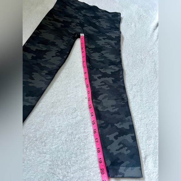 SPANX Seamless Camouflage Cropped Leggings - Large - Picture 8 of 9
